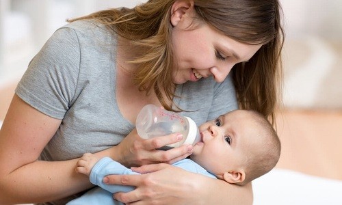 Lý do không nên cho trẻ dưới 6 tháng tuổi uống nước