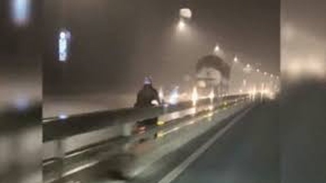 Clip: Xe máy ngang nhiên chạy ngược chiều trên cầu Nhật Tân