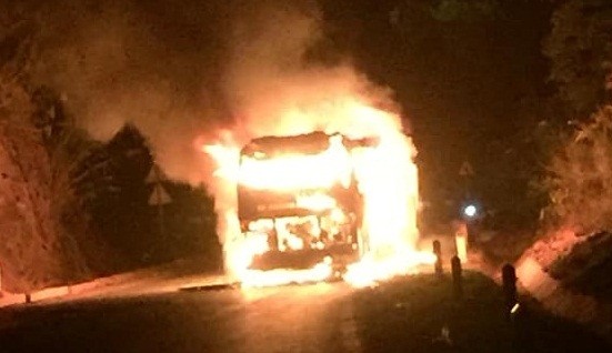 Clip: Xe khách giường nằm cháy ngùn ngụt trên quốc lộ 6 ở Sơn La