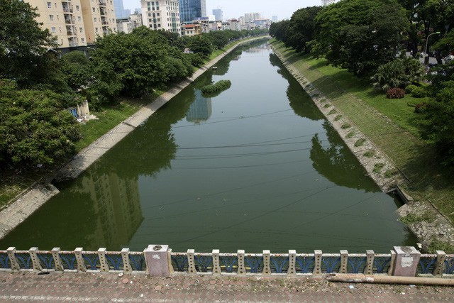 Hà Nội: Sông Tô Lịch giảm mùi, nước chuyển màu xanh