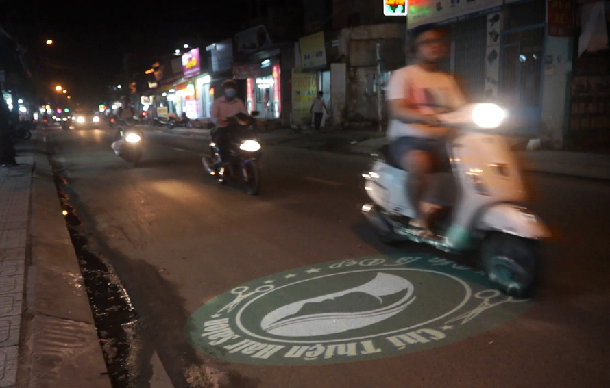 Có thể gây hoạ khi đèn led quảng cáo chiếu thẳng xuống đường ở Sài Gòn