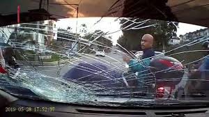 Clip: Bị bấm còi, người đi xe máy dùng mũ bảo hiểm phang vỡ kính ô tô
