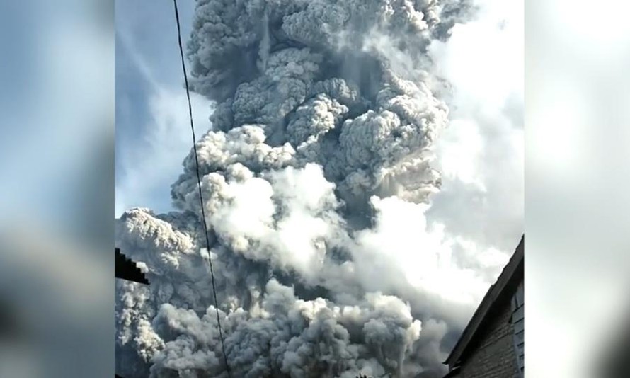 Indonesia phát cảnh báo đỏ khi núi lửa phun cột khói bụi cao 7 km