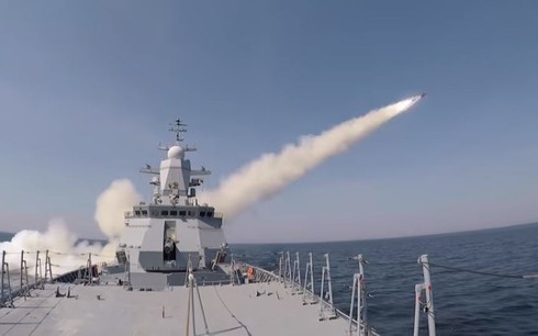 Cận cảnh quy trình tàu Nga phóng tên lửa hành trình diệt mục tiêu