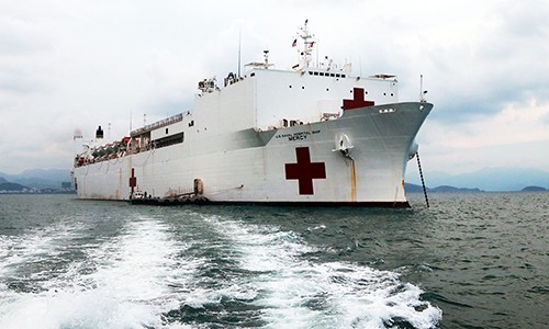Tàu bệnh viện gần 1.000 giường của Hải quân Mỹ trên vịnh Nha Trang. Ảnh: Vnexpress