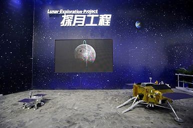 Mô hình vệ tinh chuyển tiếp Hằng Nga 4 (phải) và tàu thăm dò Mặt trăng được trưng bày tại triển lãm hàng không Chu Hải 2018. (Ảnh: Kin Cheung)