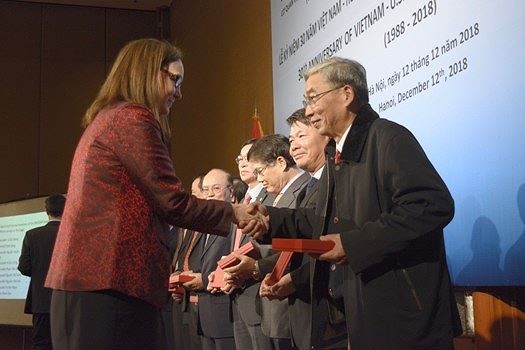 Phó Đại sứ Mỹ Caryn McClelland trao kỷ niệm chương cho các cá nhân Việt Nam đã đóng góp cho quan hệ hợp tác Việt – Mỹ trong tìm kiếm người Mỹ mất tích trong chiến tranh. (Ảnh: ĐSQ Mỹ)