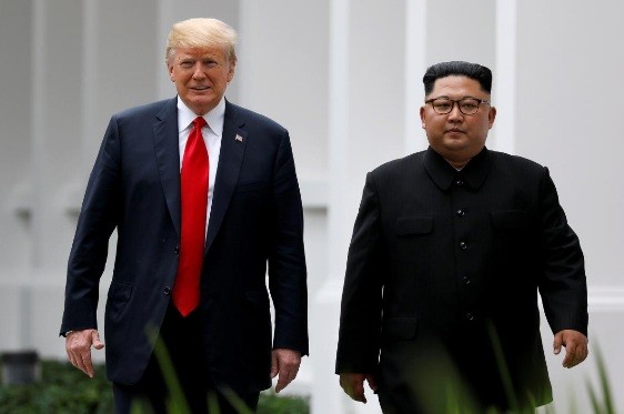 Tổng thống Mỹ Donald Trump và Chủ tịch Triều Tiên Kim Jong-un trong cuộc gặp lần trước tại Singapore. (Ảnh: Reuters)