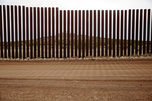 Hàng rào biên giới với Mexico ở thị trấn Columbus. (Ảnh: NYT)