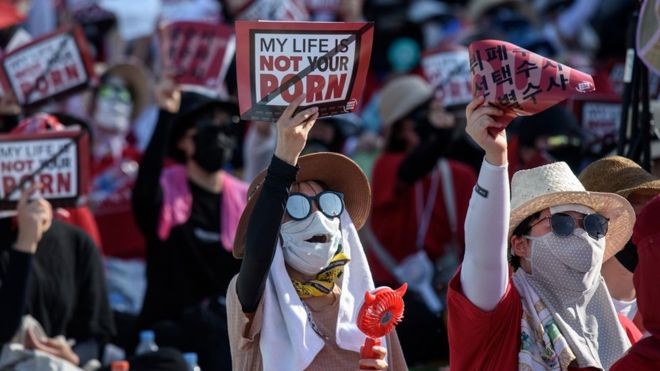 Nhiều phụ nữ Hàn Quốc đã xuống đường biểu tình phản đối hành động đăng tải video khiêu dâm trái phép. (Ảnh: Korea Herald)