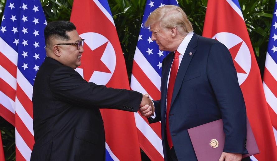 Ông Kim Jong-un và ông Donald Trump tại cuộc gặp ở Singapore. (Ảnh: Getty Images)