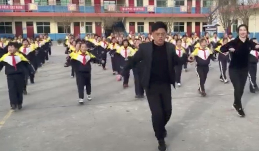 Hiệu trưởng Zhang đang nhảy shuffle dance với học sinh. (Ảnh; SMCP)