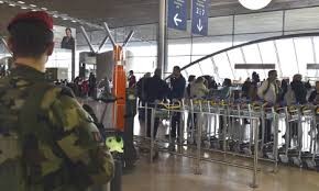 Xếp hàng chờ check-in ở sân bay Charles de Gaulle, Paris. (Ảnh: Getty Images)