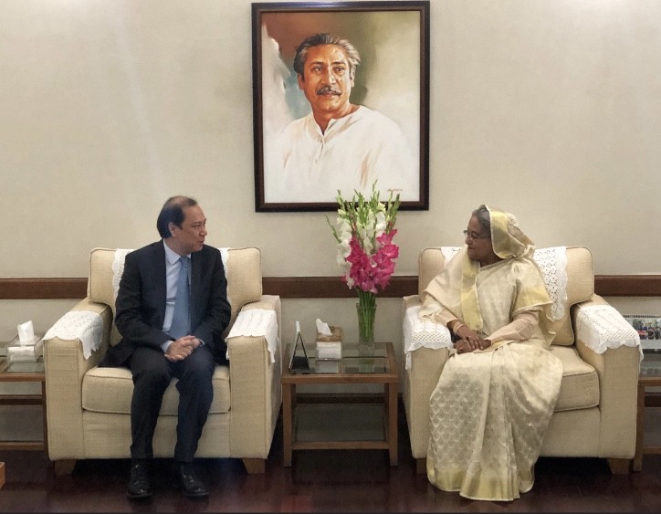 Thứ trưởng Ngoại giao Nguyễn Quốc Dũng chào Thủ tướng Bangladesh Sheikh Hasina