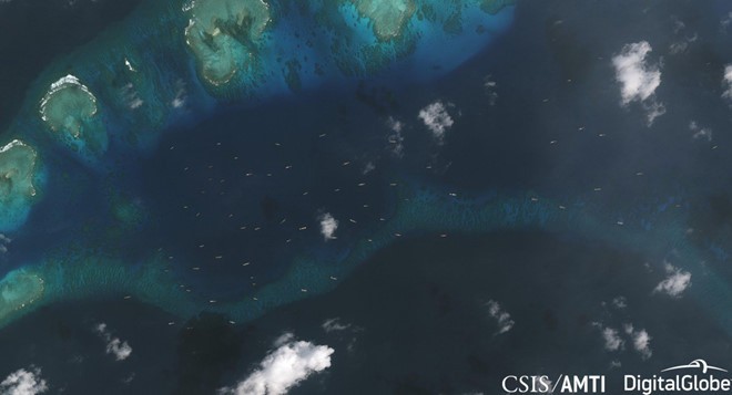Ảnh vệ tinh ngày 20/12/2018 cho thấy đội tàu Trung Quốc tiến gần đảo Thị Tứ thuộc quần đảo Trường Sa của Việt Nam. Ảnh: CSIS/AMTI.