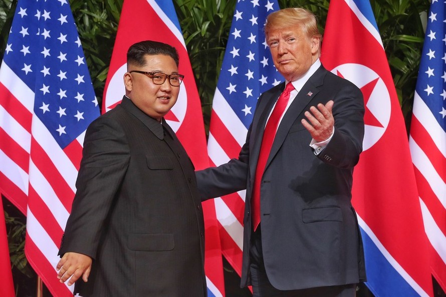 Tổng thống Mỹ Donald Trump và Chủ tịch Triều Tiên Kim Jong-un trong dịp gặp ở Singapore. (Ảnh: Getty Images)