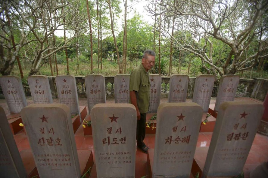 Gìn giữ bia mộ 14 phi công Triều Tiên hy sinh ở Việt Nam