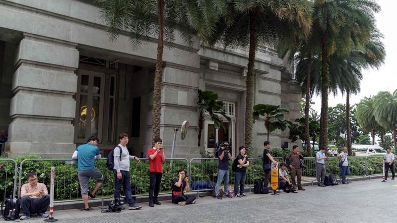 Các phóng viên quốc tế đang đứng chờ bên ngoài một khách sạn ở Singapore để săn tin. (Ảnh: Getty Images)