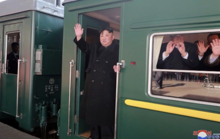 Chủ tịch Triều Tiên Kim Jong Un lên tàu để bắt đầu hành trình đến Hà Nội. (Ảnh: KCNA)