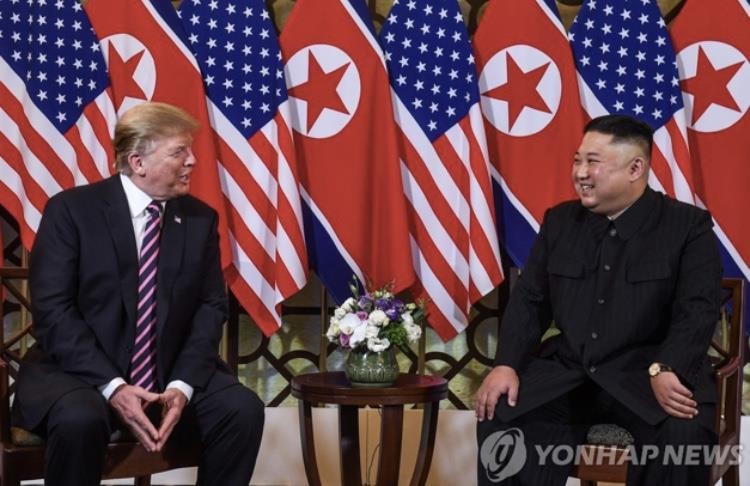 Tổng thống Mỹ Donald Trump và Chủ tịch Triều Tiên Kim Jong Un trong cuộc gặp đầu tiên hôm 27/2 tại Hà Nội. (Ảnh: Yonhap)