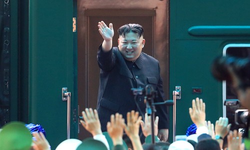 Chủ tịch Triều Tiên Kim Jong Un vẫy chào trước khi lên tàu rời ga Đồng Đăng về nước.