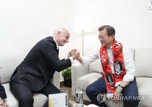 Chủ tịch FIFA Gianni Infantino vật tay với Tổng thống Hàn Quốc Moon Jae-in tại Nga sau khi xem một trận đấu giữ đội Hàn Quốc và Mexico tại World Cup 2018. (Ảnh: Yonhap)