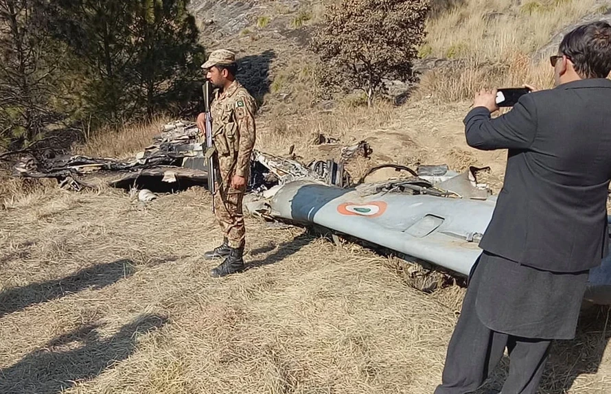 Một lính Pakistan đang đứng gác cạnh xác chiếc máy bay Ấn Độ bị bắn hạ tuần trước. (Ảnh: Getty Images)