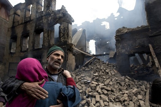 Một tòa nhà trên vùng Kashmir bị đánh sập khi Ấn Độ và Pakistan tấn công nhau. (Ảnh: AP)