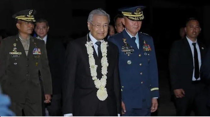 Thủ tướng Malaysia Mahathir Mohamad lúc vừa đến sân bay ở Philippines hôm 6/3. (Ảnh: CNA)