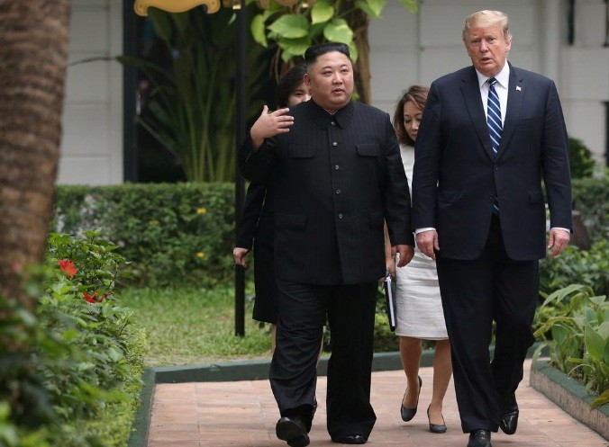 Chủ tịch Triều Tiên Kim Jong Un và Tổng thống Mỹ Donald Trump đi dạo trong khách sạn Metropole trong dịp gặp nhau tại Hà Nội vào cuối tháng 2. (Ảnh: Lah Milis)
