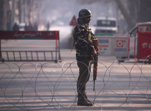 Một cảnh sát Ấn Độ đang đứng gác ở ở Srinagar. (Ảnh: Reuters)