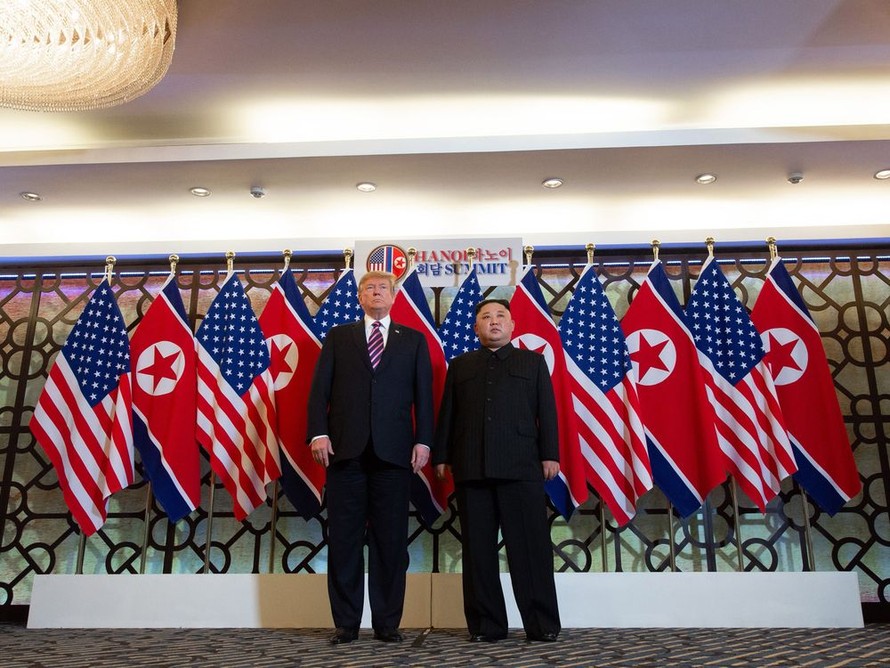 Tổng thống Mỹ Donald Trump và Chủ tịch Triều Tiên Kim Jong Un trong cuộc gặp tại Hà Nội. (Ảnh: Bloomberg)
