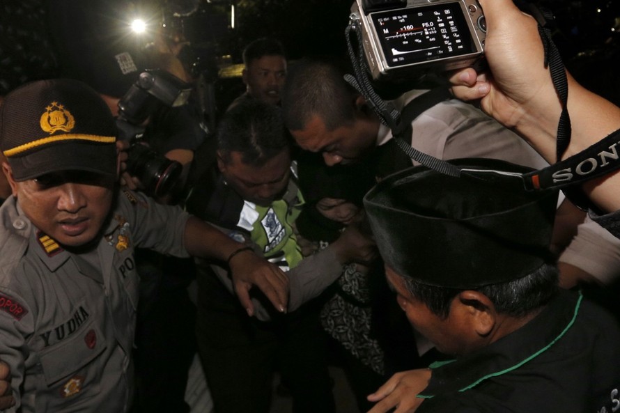 Siti Aisyah được cảnh sát hộ tống về nhà. (Ảnh: AP)