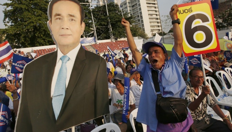 Những người ủng hộ đảng Palang Pracharat giương ảnh chân dung ông Prayuth Chan-ocha. (Ảnh: AP)