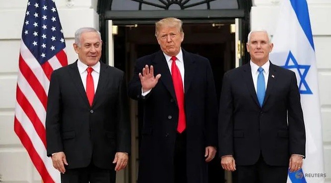 Thủ tướng Israel Netanyahu (bìa trái) đứng cạnh Tổng thống Mỹ Donald Trump và Phó Tổng thống Mỹ Mike Pence. (Ảnh: Reuters)