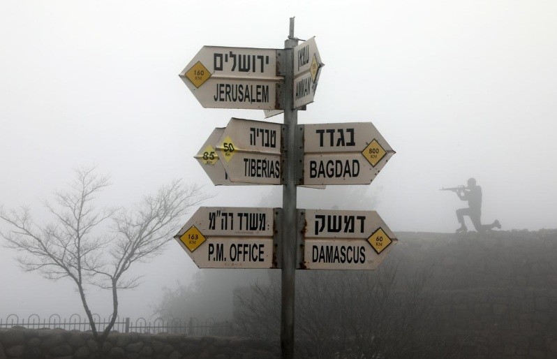 Một cột biển chỉ dẫn trên núi Bental trên phần Cao nguyên Golan bị Israel chiếm đóng. (Ảnh: Anmmar Awad)