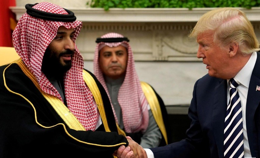 Tổng thống Mỹ Donald Trump bắt tay với Thái tử Ả-rập Xê-út Mohammed bin Salman tại Nhà Trắng ngày 20/3/2018. (Ảnh: Reuters)