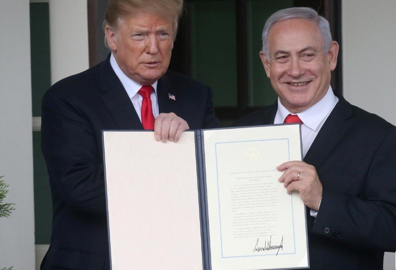 Tổng thống Mỹ Donald Trump và Thủ tướng Israel Netanyahu vào thời điểm ký tuyên bố. (Ảnh: Reuters)