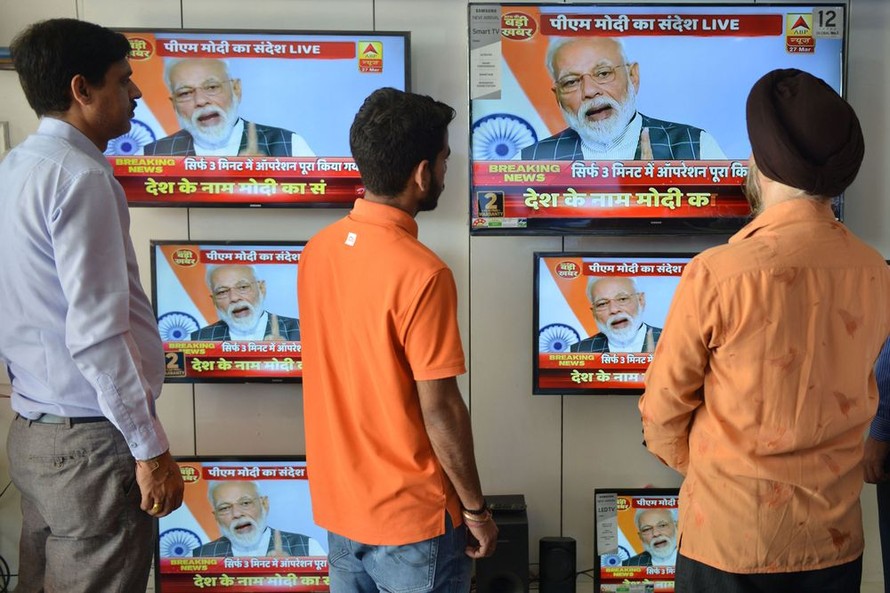 Người dân Ấn Độ theo dõi bài phát biểu trực tiếp trên truyền hình của Thủ tướng Modi hôm 27/3. (Ảnh: Getty Images)
