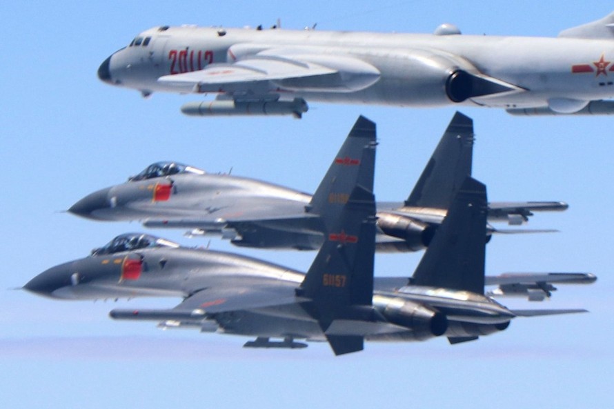 2 máy bay chiến đấu J-11 và máy bay ném bôm H-6K của quân đội Trung Quốc bay trên vùng trời giữa Trung Quốc đại lục và Đài Loan. (Ảnh: Xinhua)