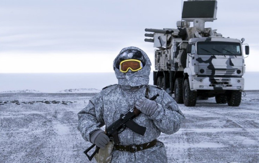 Một lính Nga đứng gác gần hệ thống phòng không Pansyr-S1 hôm 3/4. (Ảnh: AP)
