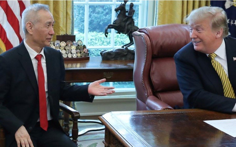 Tổng thống Trump tiếp Phó Thủ tướng Lưu Hạc tại Nhà Trắng hôm 4/4. (Ảnh: Reuters)