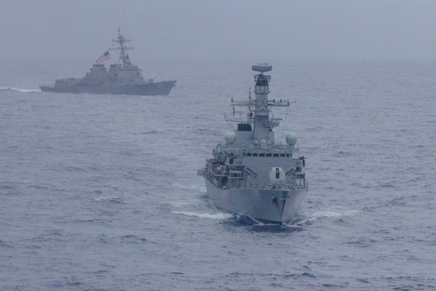 Hai tàu chiến Mỹ USS McCampbell và HMS Argyll tham gia một cuộc diễn tập trên biển Đông vào tháng 1 năm nay. (Ảnh: Reuters)
