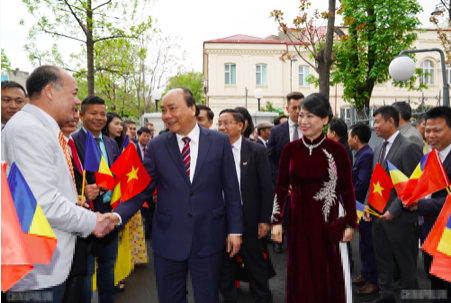Thủ tướng Nguyễn Xuân Phúc thăm hỏi kiều bào ở Romania