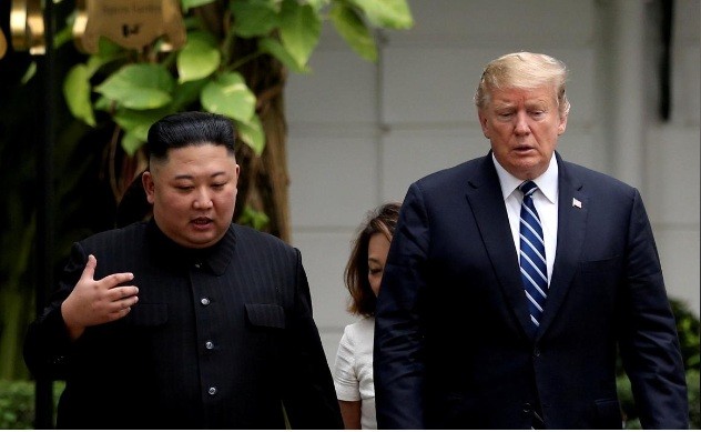 Tổng thống Mỹ Donald Trump và Chủ tịch Triều Tiên Kim Jong Un trong cuộc gặp ở Hà Nội. (Ảnh: Reuters)