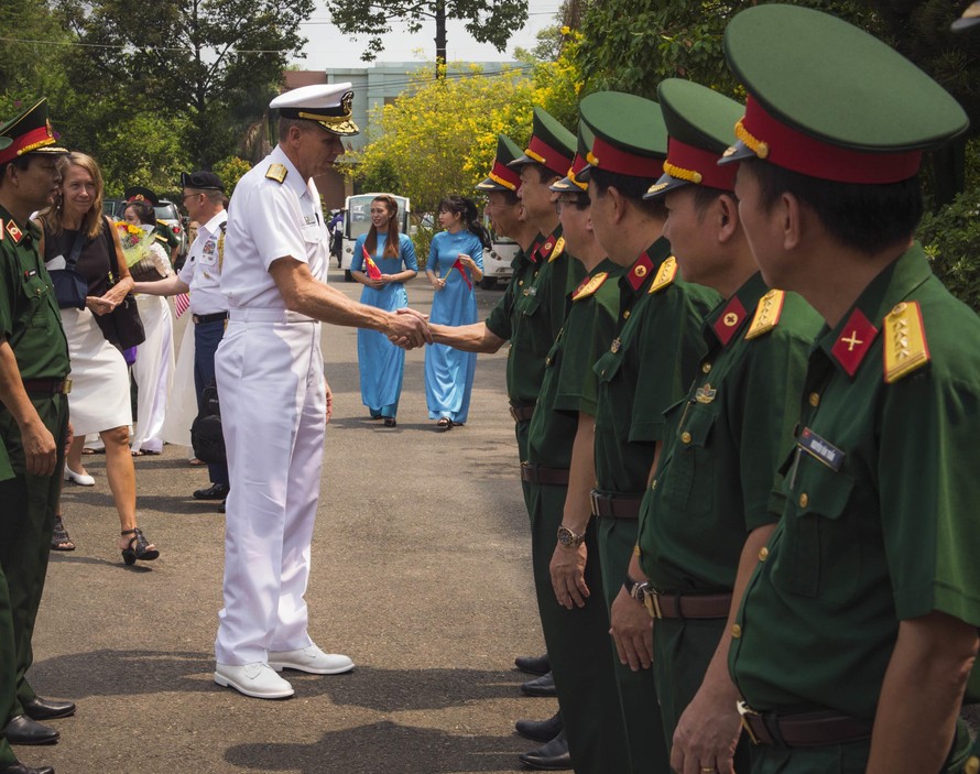 Tư lệnh Bộ Tư lệnh Ấn Độ Dương – Thái Bình Dương Mỹ, Đô đốc Philip Davidson gặp mặt các sĩ quan Việt Nam tham gia hỗ trợ Bệnh viện Quân đội 175 khi cùng Tổng Lãnh sự Mỹ tại TP HCM Mary Tarnowka tới thăm bệnh viện. (Ảnh: ĐSQ Mỹ)