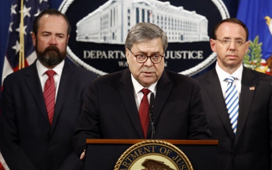 Tổng chưởng lý William Barr (giữa) trong cuộc họp báo sau khi báo cáo chi tiết về cuộc điều tra nhằm vào ông Trump được công bố. (Ảnh: AP)