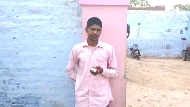 Hình ảnh cắt từ clip mà anh Pawan Kumar cho biết đã tự chặt ngón tay trỏ của mình. 