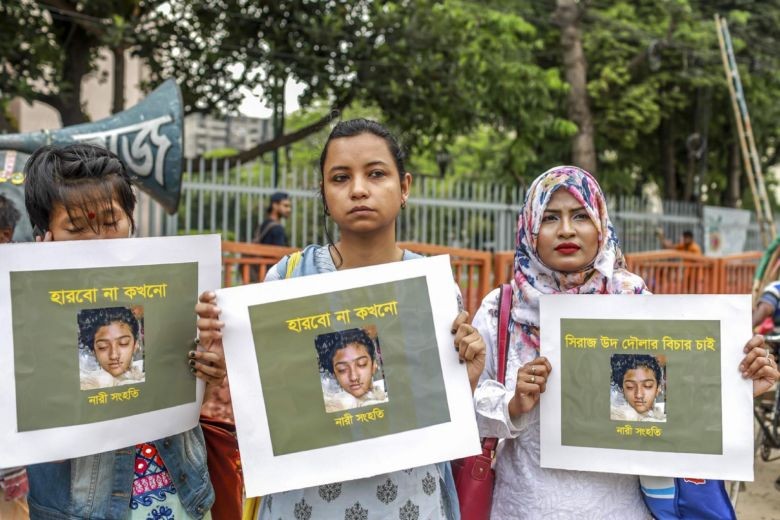 Phụ nữ Bangladesh mang theo ảnh nạn nhân Nusrat Jahan Rafi xuống đường biểu tình đòi công lý. (Ảnh: ST)