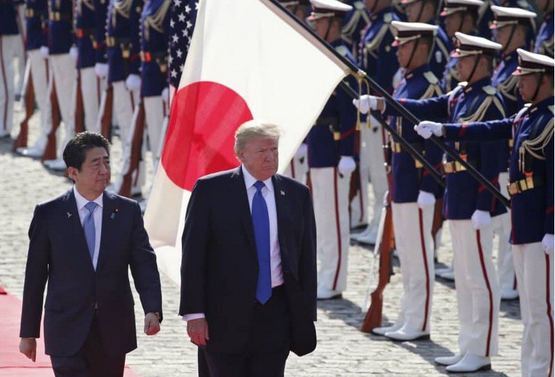Thủ tướng Nhật Bản Shinzo Abe và Tổng thống Mỹ Donald Trump trong một lễ đón vào tháng 11/2017. (Ảnh: AP)